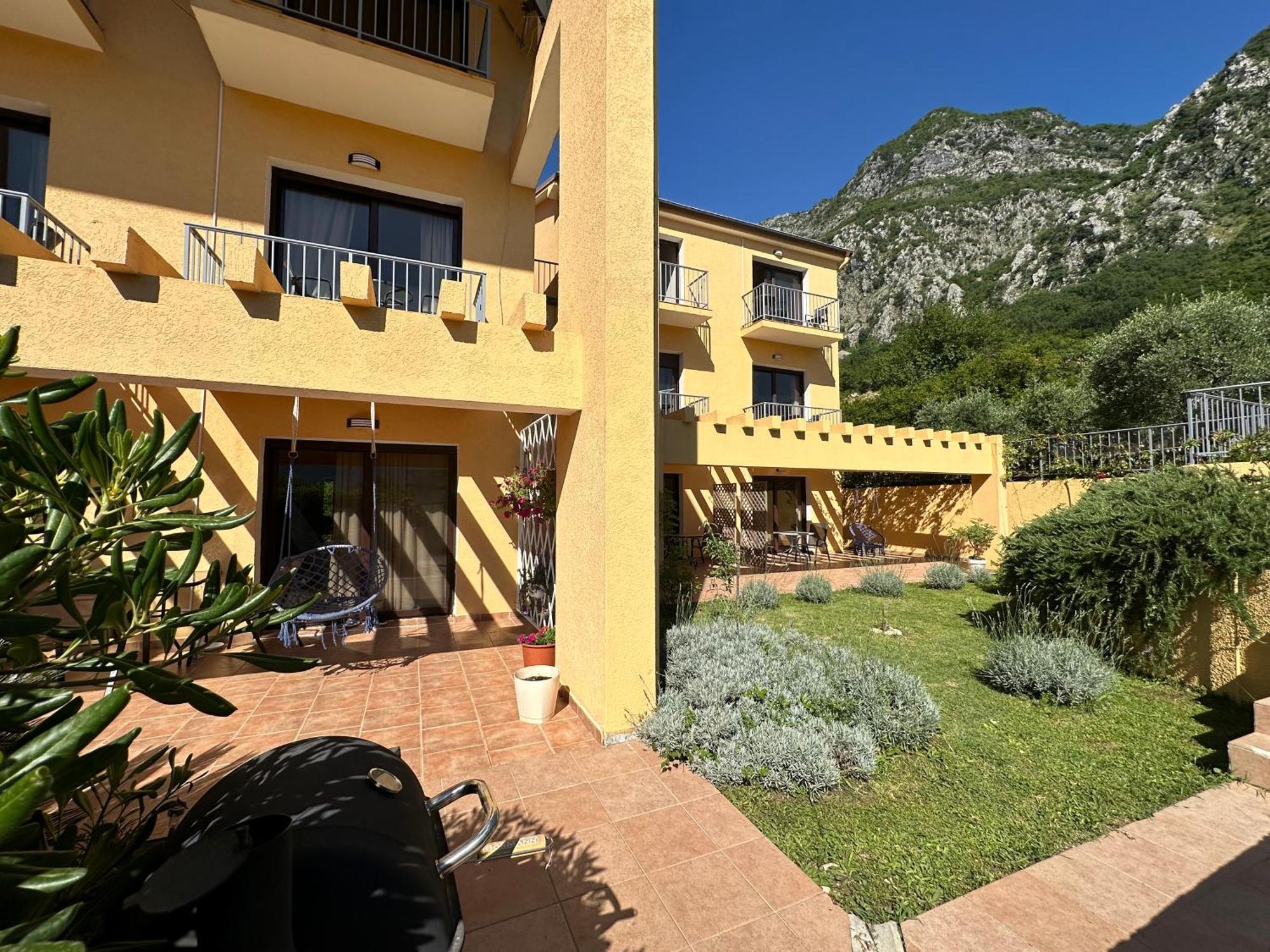 Villa Risan Apartments Exterior photo
